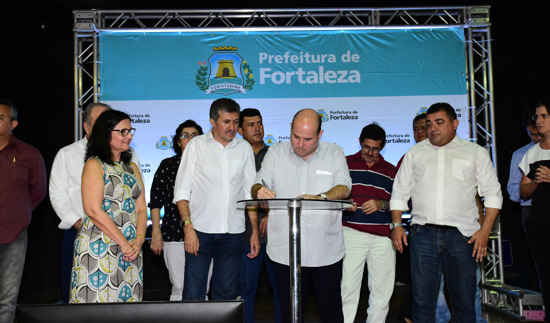 prefeito roberto claudio assina documento